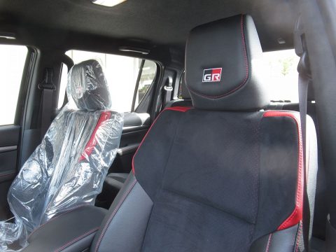 ハイラックスGRスポーツ　新グレード　GR仕様　ピックアップトラック　性能向上　ＨＩＬＵＸ　ＧＲ　ステアリング　内装　GR仕様　シート　スウェード調　GR刺繍